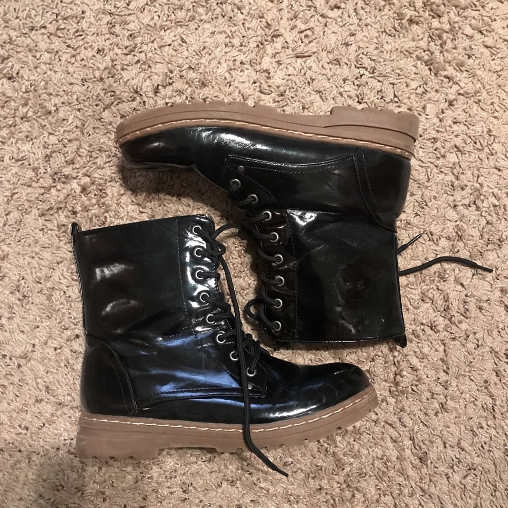 COMBAT BOOTS